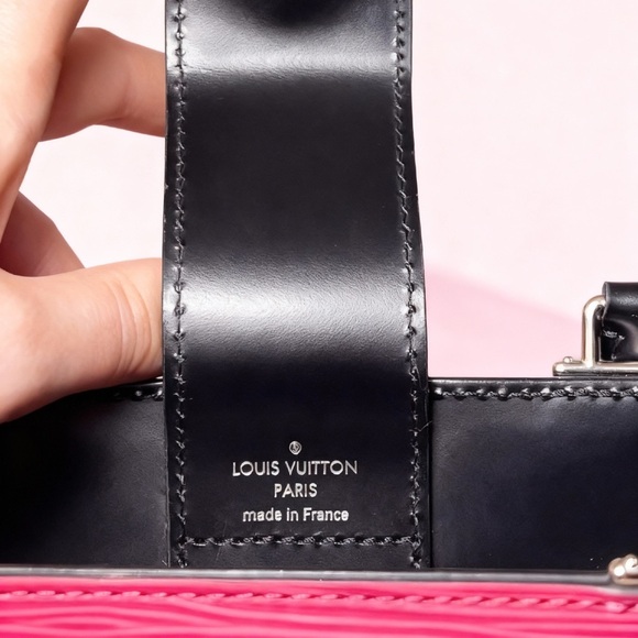 Louis Vuitton Kleber PM Handbag – Pink Epi Leather 💖
✔ 100% Authentic - Picture 8 of 15